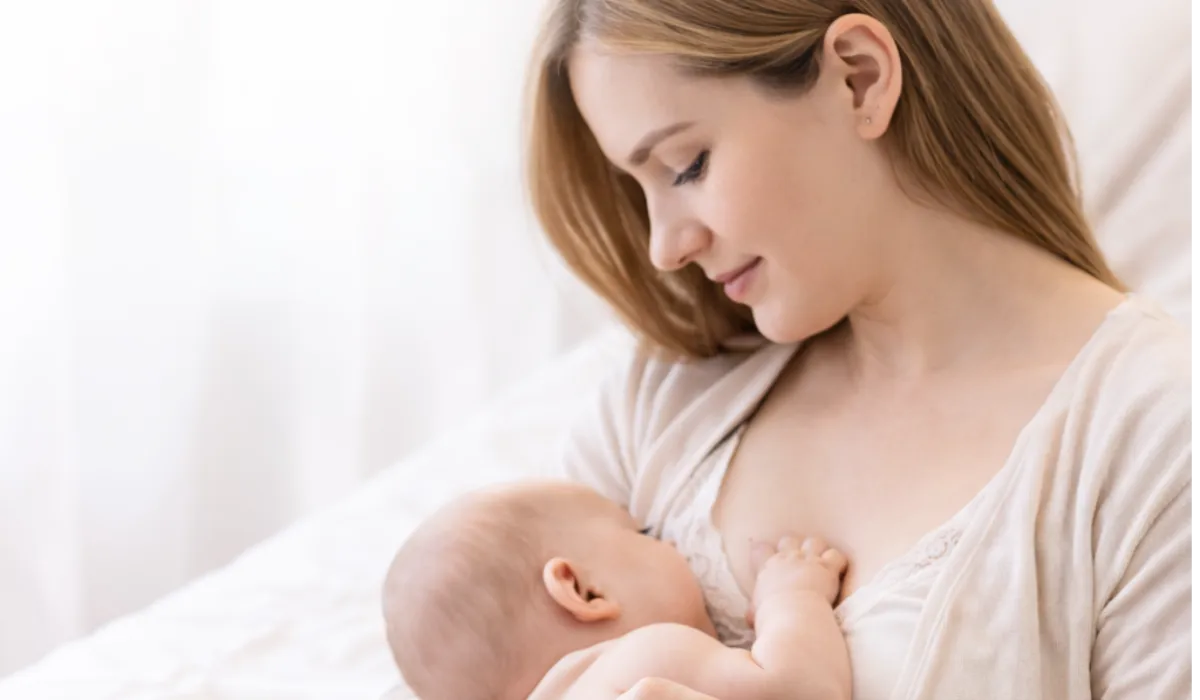 Maman allaitant avec des coussinets d'allaitement, ambiance douce et rassurante
